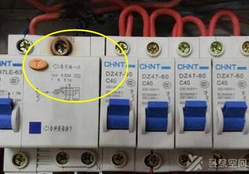 寻意空间：家里的配电箱里面，这个地方一定要一个月按一次