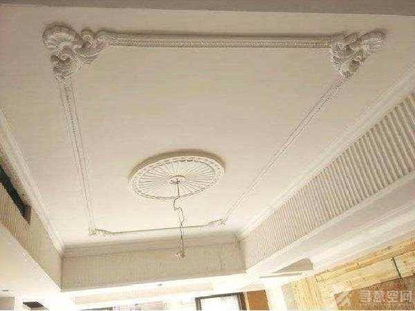 寻意空间告诉你往房顶上贴这个，网友：美哭了