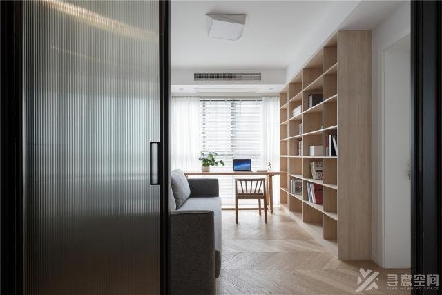 寻意空间：全屋使用白色与浅木色进行装修