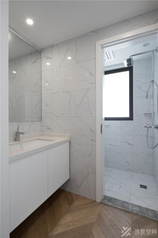 寻意空间：全屋使用白色与浅木色进行装修