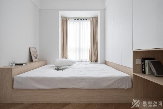 寻意空间：全屋使用白色与浅木色进行装修