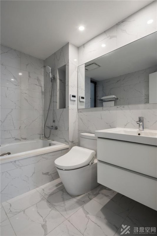 寻意空间：全屋使用白色与浅木色进行装修