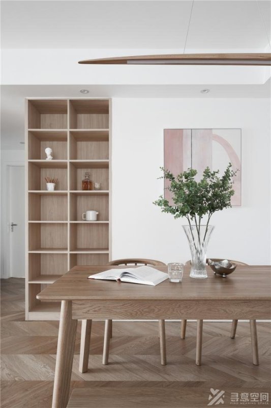 寻意空间：全屋使用白色与浅木色进行装修