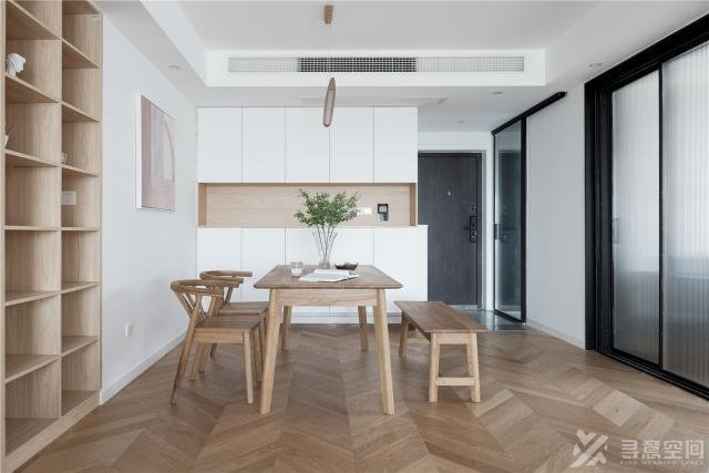 寻意空间：全屋使用白色与浅木色进行装修