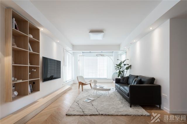 寻意空间：全屋使用白色与浅木色进行装修